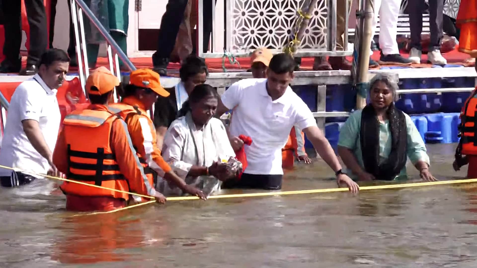 President of India droupadi murmu both in prayagraj sangam