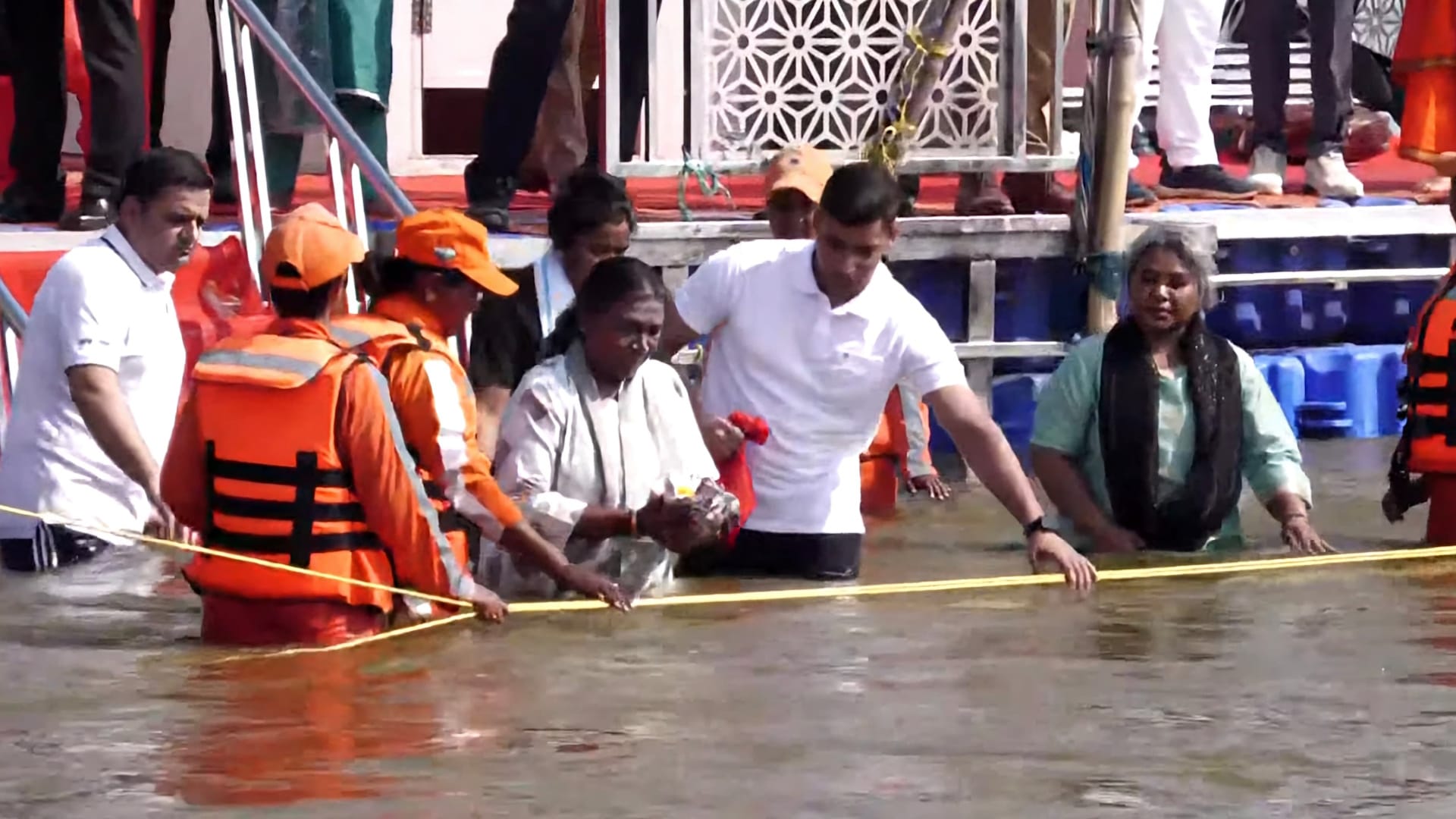 President of India droupadi murmu both in prayagraj sangam