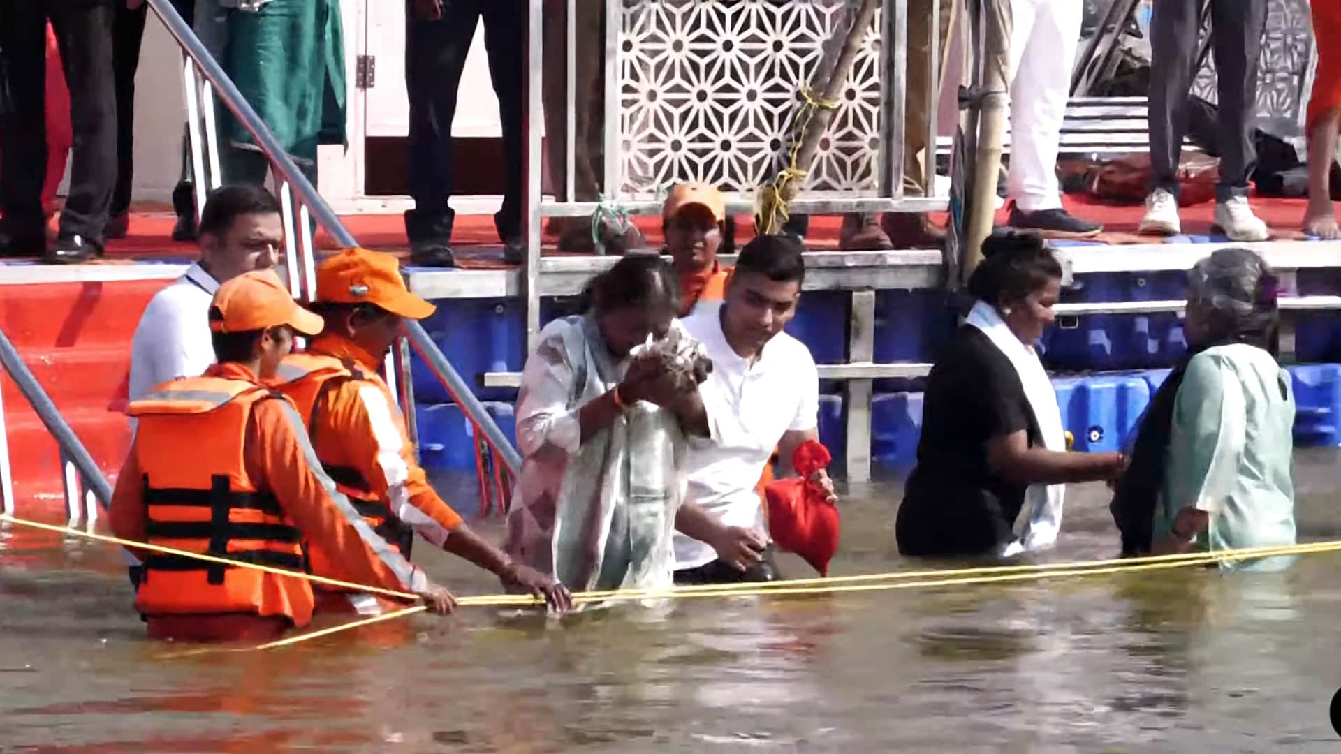 President of India droupadi murmu both in prayagraj sangam