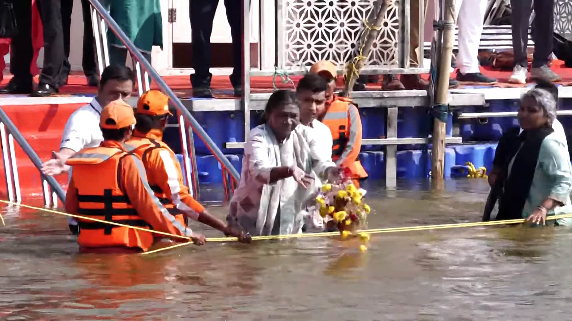 President of India droupadi murmu both in prayagraj sangam