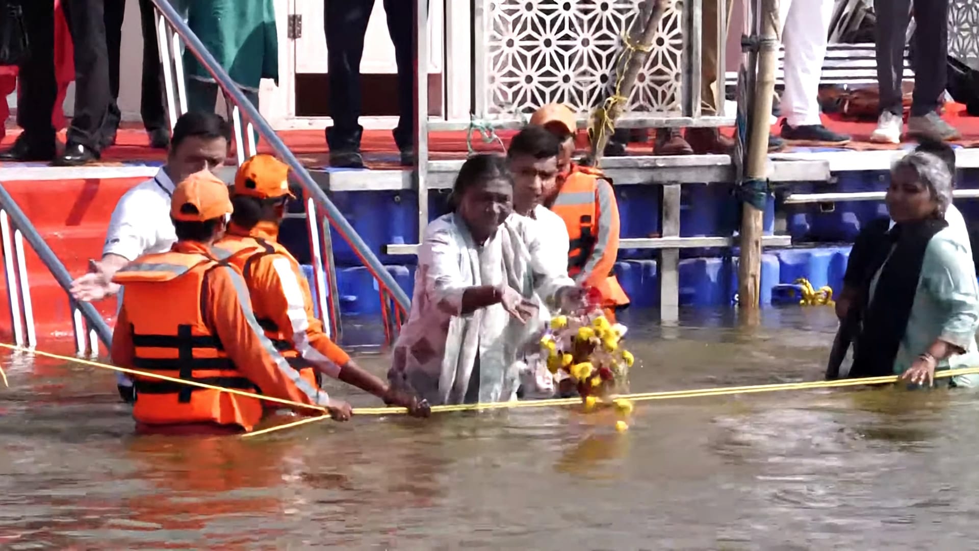 President of India droupadi murmu both in prayagraj sangam