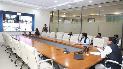MP News: सीएम डॉ. यादव बोले- महाकुंभ जा रहे यात्रियों के लिए आवश्यक सुविधाएं मेला जारी रहने तक बनाए रखें MP News: CM Dr. Yadav said - Maintain necessary facilities for the pilgrims going to Mahakumbh till the fair c