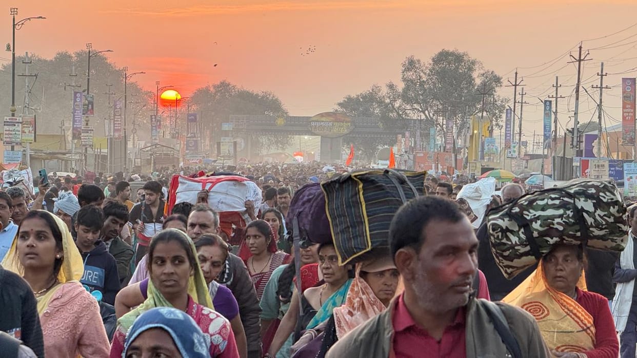 Mahakumbh 2025 Live Prayagraj Traffic Update A huge crowd of devotees gathered on Sunday about 1.5 crore devo