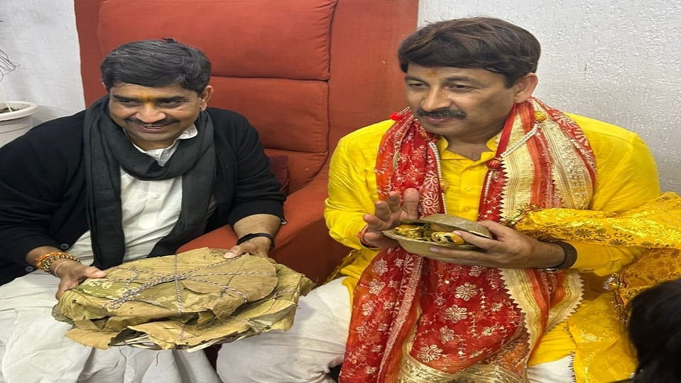 Manoj Tiwari reached Bankebihari temple prayed outside the closed doors