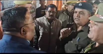 तहसीलदार और पुलिसकर्मियों के बीच होती बहस