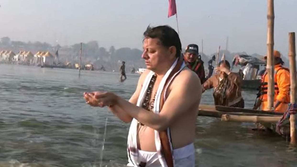 Mahakumbh: Uttarakhand CM Pushkar Singh Dhami took a dip in Sangam, mother, son and wife also accompanied him.