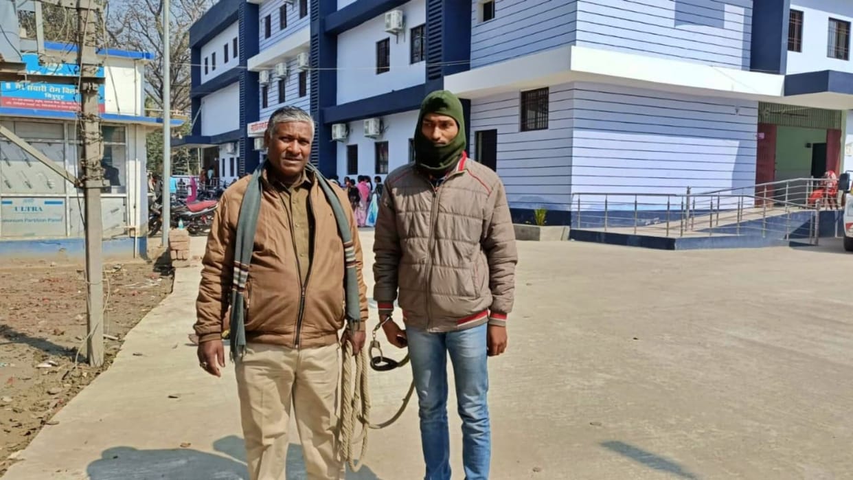 Vaishali News: Police arrested youth who came to take inter exam in place of someone else and sent him to jail