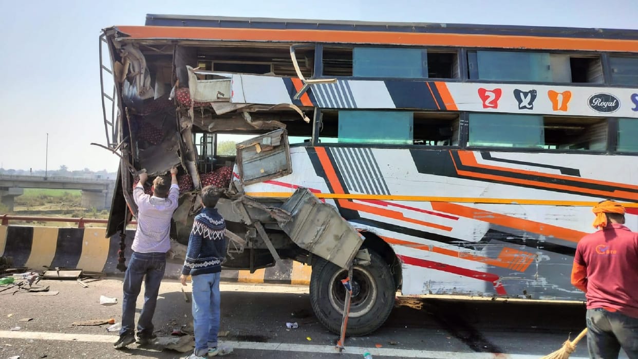 up news Big Road Accident in Mathura Two buses collided mahakumbh 2025