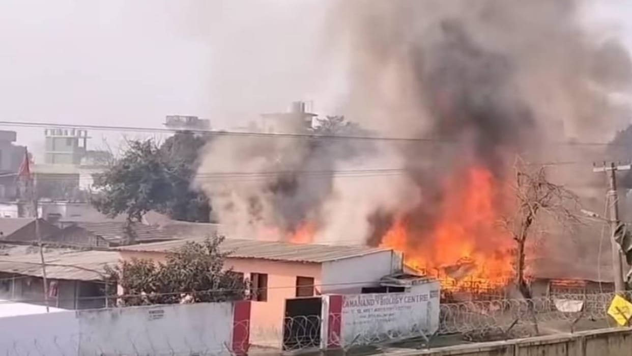 Bihar Fire Accident Six cylinders blasted due to massive fire in lodge more than 50 students narrowly escaped
