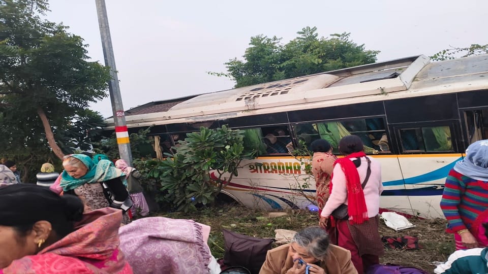 bus carrying passengers from Mahakumbh collided with divider Accident happened on inner ring road