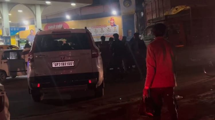 Lakhimpur Kheri: रात में भाजपा विधायक ने बीच सड़क पर लगाई स्कार्पियो, फिर जमकर किया हंगामा; देखें वीडियो