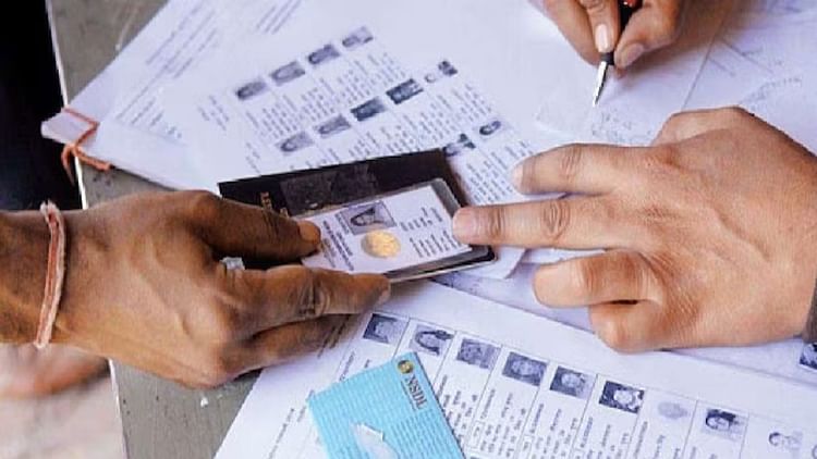 CG Nikay Chunav 2025: इन 18 दस्तावेजों में से कोई भी एक पहचान दिखाकर वोटिंग कर सकेंगे मतदाता,ये पर्ची भी मान्य