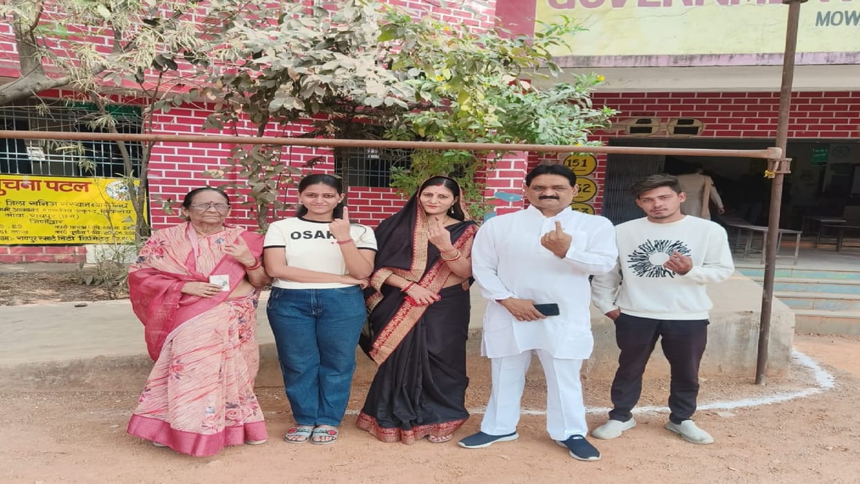CG Nikay Chunav 2025: Chhattisgarh Congress Chairman Sushil Anand Shukla voted with his family