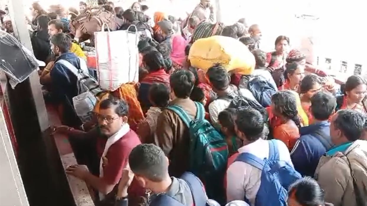 Huge crowd gathered to take Kumbh bath on Magh Purnima