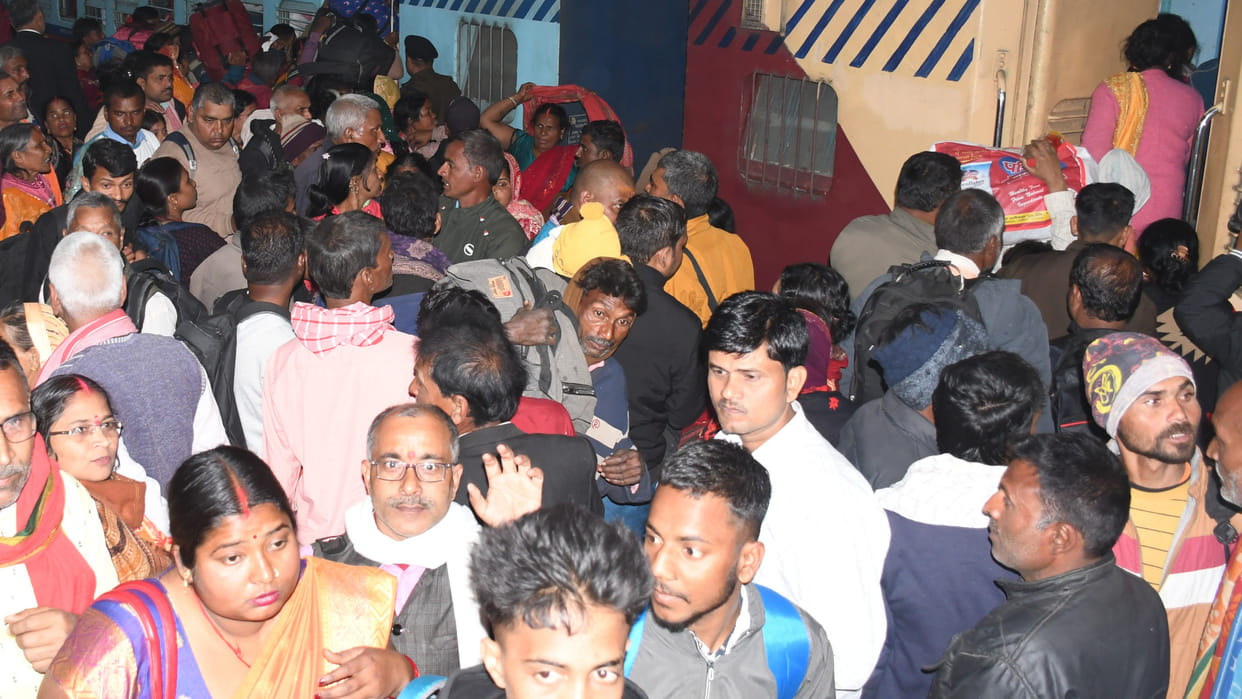Gorakhpur Mahakumbh, Crowd increased to go to Prayagraj, 22 special trains ran in NER within four hours.