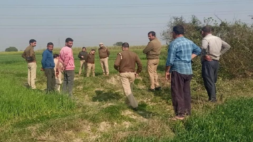 Meerut: 30 year old woman murdered, body hid in a sack, police came after smelling foul smell.