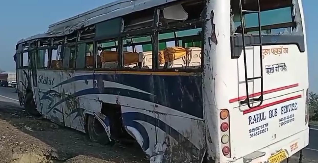 bus returning from MahaKumbh met accident one dead 19 injured