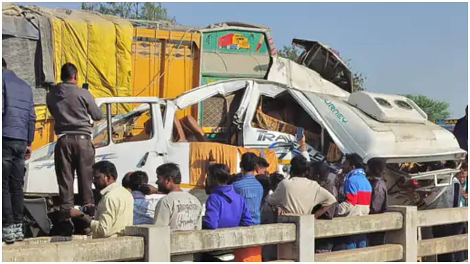 Jabalpur Accident News Traveler Returning From prayagraj Collides With Truck Mp News in Hindi