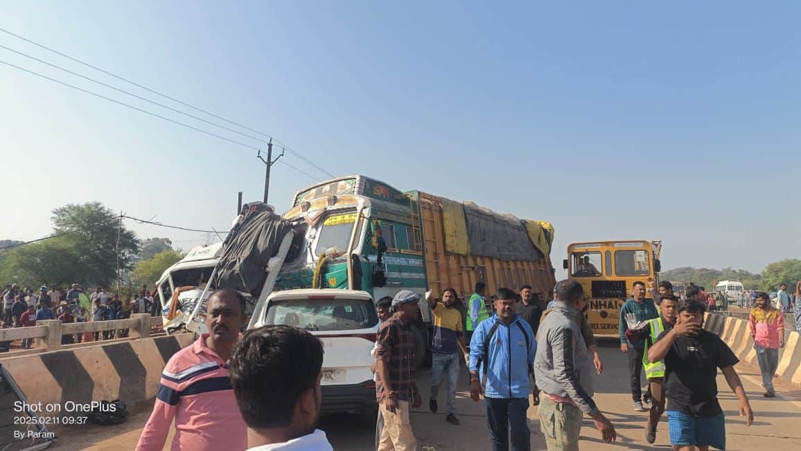 Jabalpur Accident News Traveler Returning From prayagraj Collides With Truck Mp News in Hindi