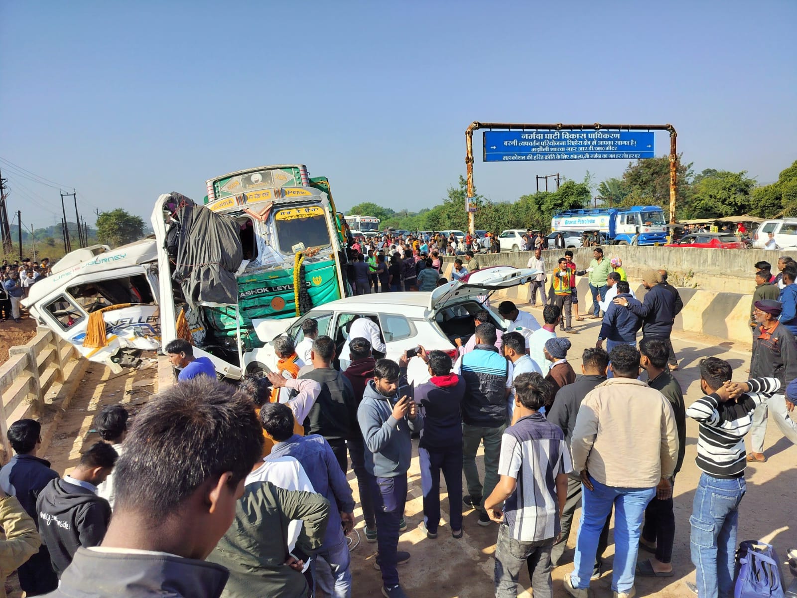 Jabalpur Accident News Traveler Returning From prayagraj Collides With Truck Mp News in Hindi