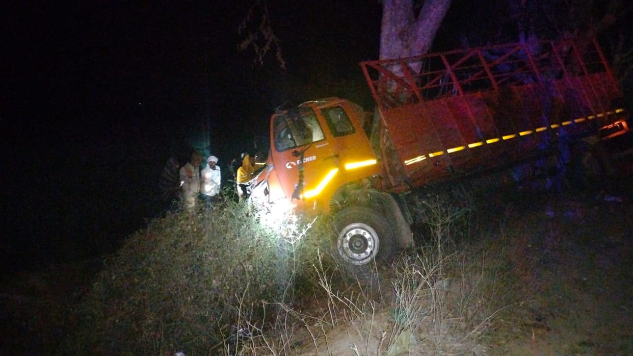 Kanpur Accident Uncontrolled DCM collided with a tree two people including the operator died