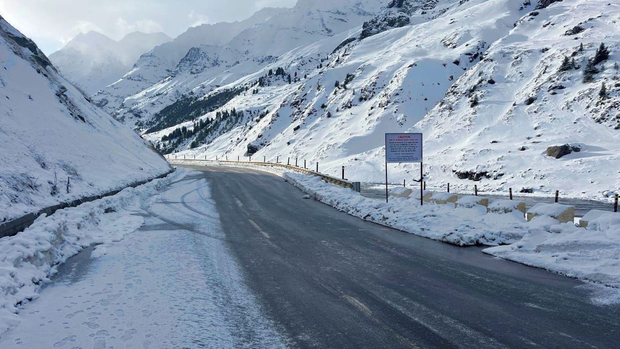 Himachal Weather Snowfall in Shimla Rohtang Jalori Pass and Lagvali chances of rain