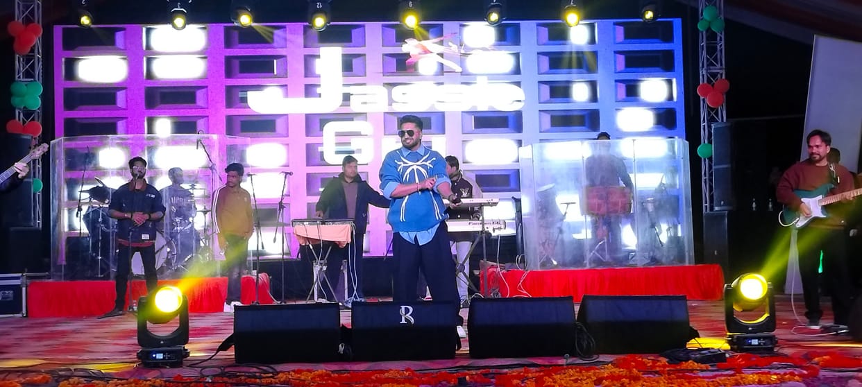 Punjabi singer Jassi Gill security lapse in etah mahotsav