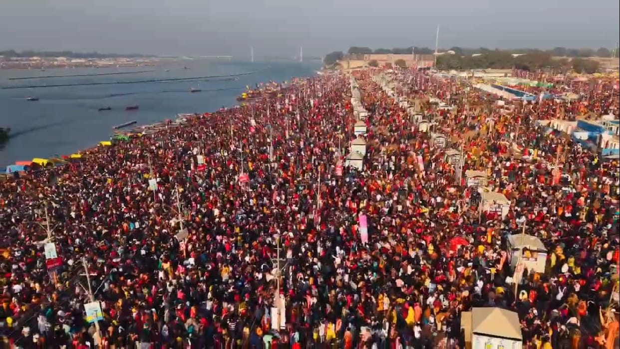 Mahakumbh 2025 Live Sangam Snan Huge crowd of devotees continues to arrive at Maha Kumbh Mela News in Hindi