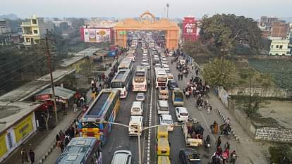 Mahakumbh 2025: Mahajam in the journey of Sangam ... queues of vehicles on the highway, pilgrimage groaned from huge crowds Mahakumbh 2025 there was a huge traffic jam in many sites of up up during the journey to sangam