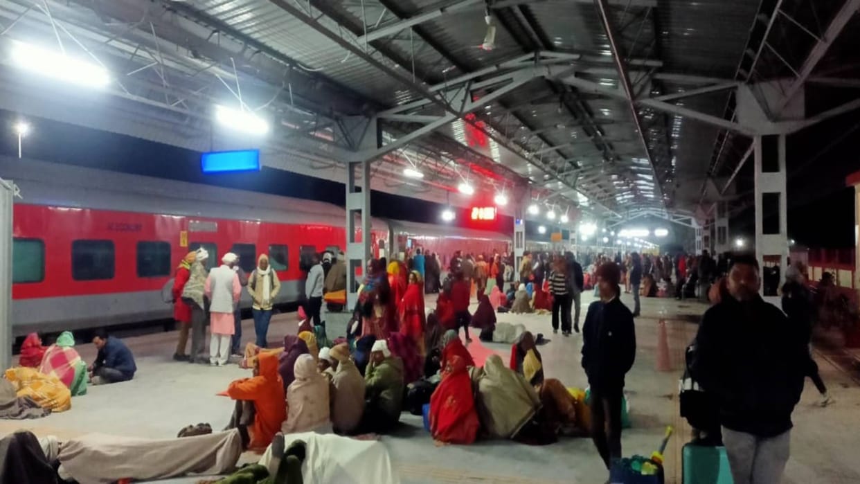 MahaKumbh Train Crowd of devotees going to MahaKumbh gathered at Harpalpur railway station five trains passed