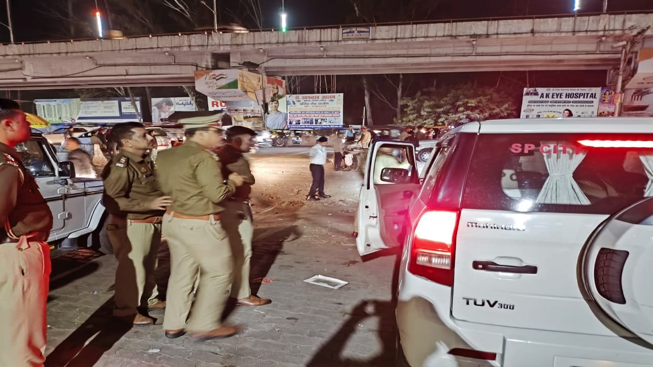 Parcel contractor brother shot dead at satellite bus stand in Bareilly see photos