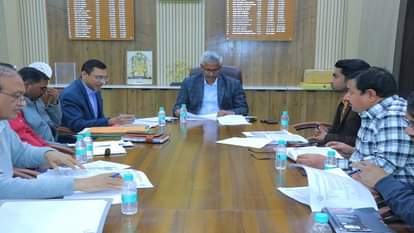 निवेश व वाणिज्य बंधु बैठक में समीक्षा करते मंडलायुक्त शैलेंद्र कुमार सिंह 