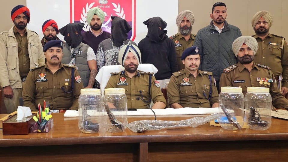 पुलिस हिरासत में तीनों आरोपी।