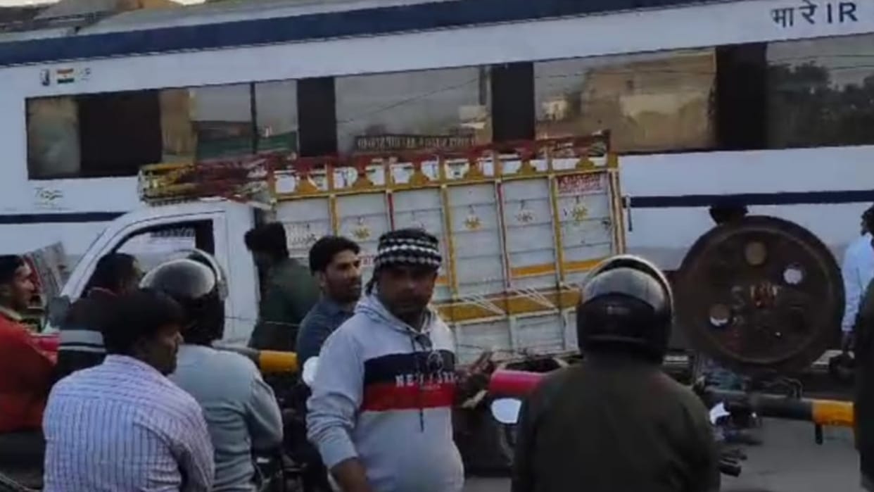 Raebareli: Loader remained standing on the track, wheels of Vande Bharat stopped