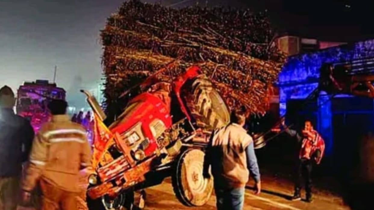 Road accident in Bareilly Bus returning from Maha Kumbh collided with trolley 16 devotees injured