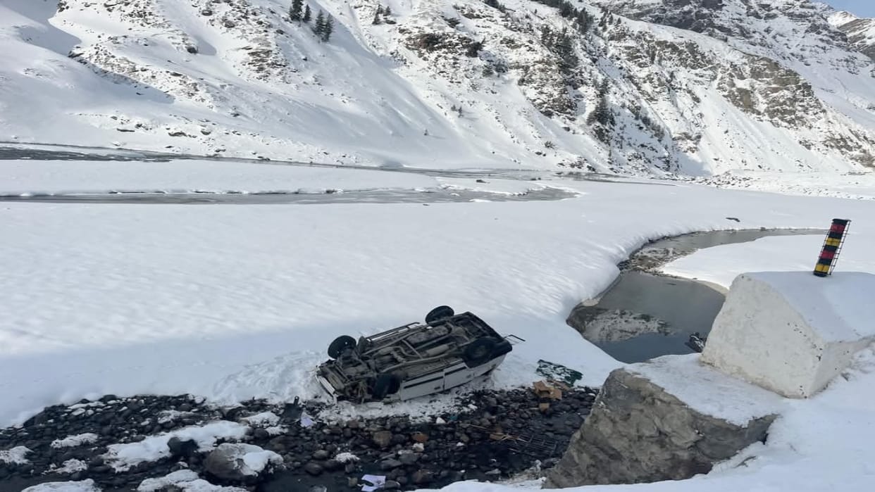 road accident, A car fell near Pagalnala in Lahaul, three tourists got injured