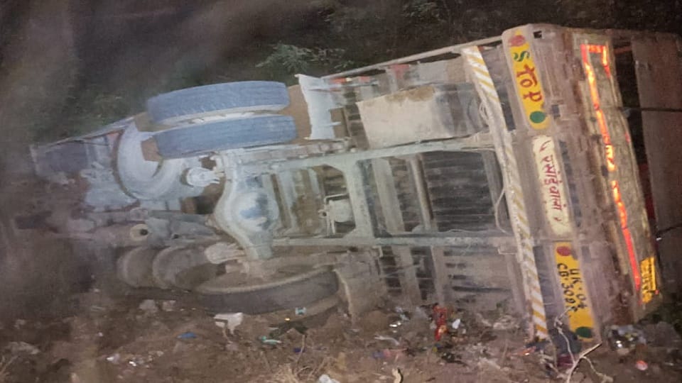 A truck filled with cylinders fell into a deep ditch in Jeolikot Nainital
