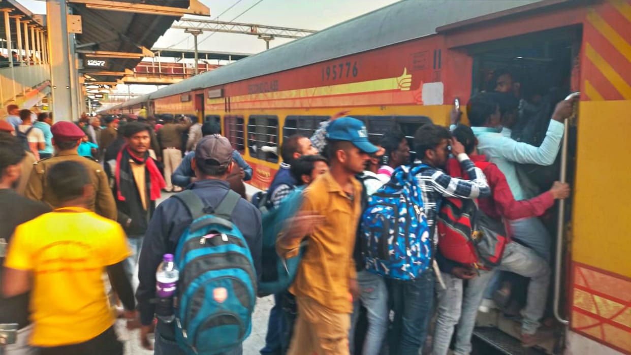 Samastipur: Pawan Express route changed suddenly; Passengers upset with announcement of not going to Prayagraj