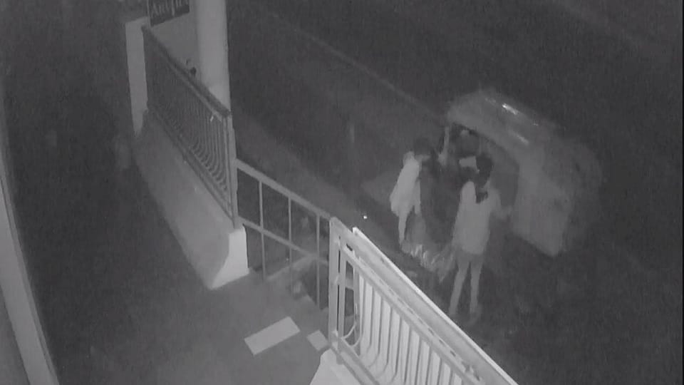 Thieves broke the locks of four shops in Agra