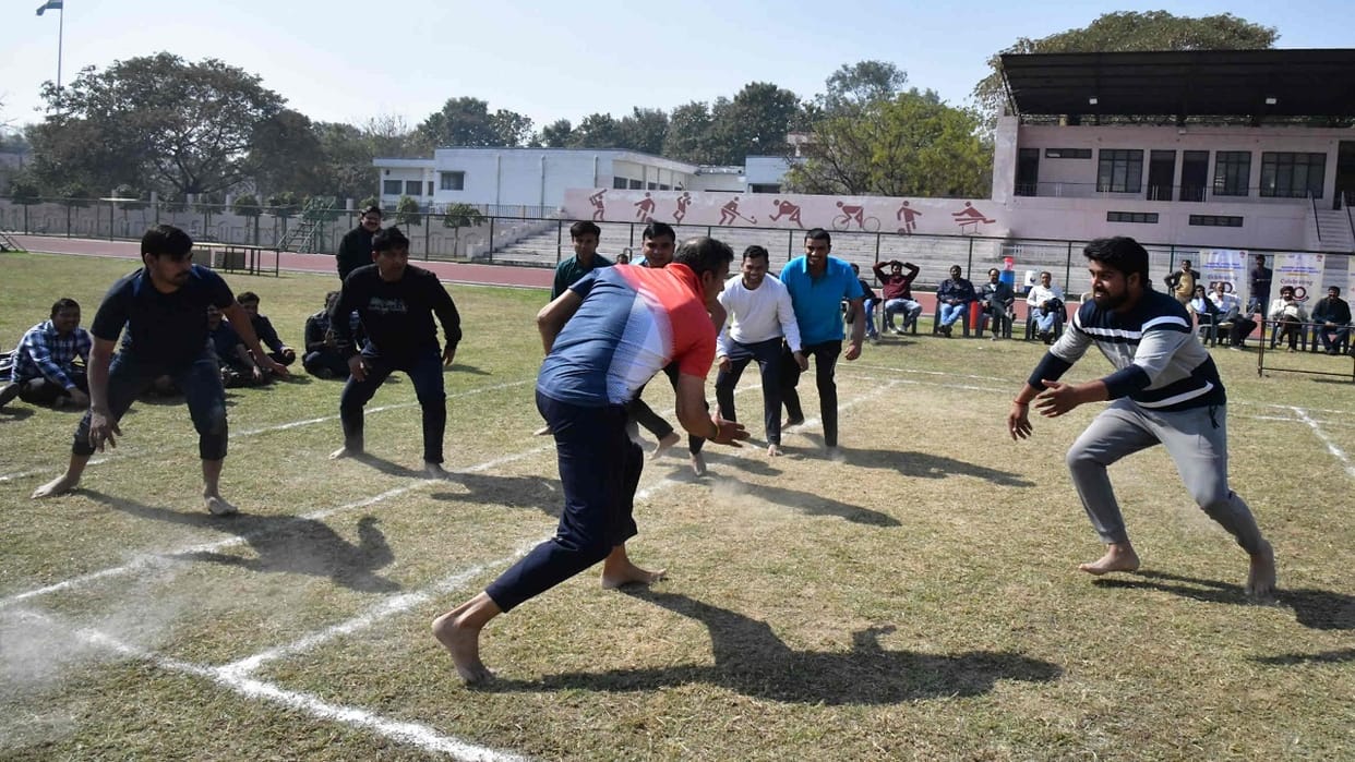 Rohilkhand University teachers won in tug of war and non-teaching staff won in kabaddi