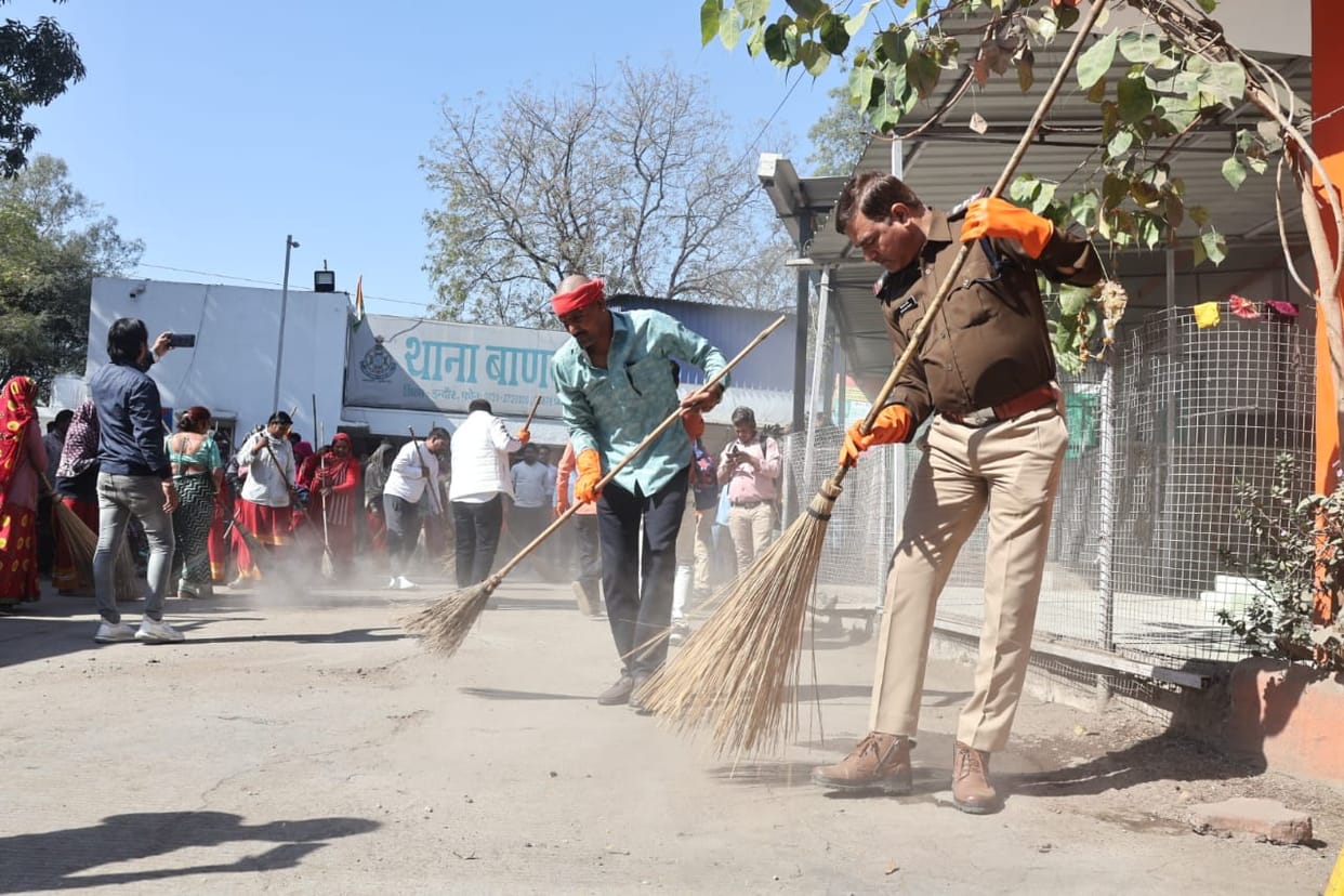Swachh Survekshan Indore 2023: Policemen left sticks and guns in Indore and took up brooms, cleaned the police