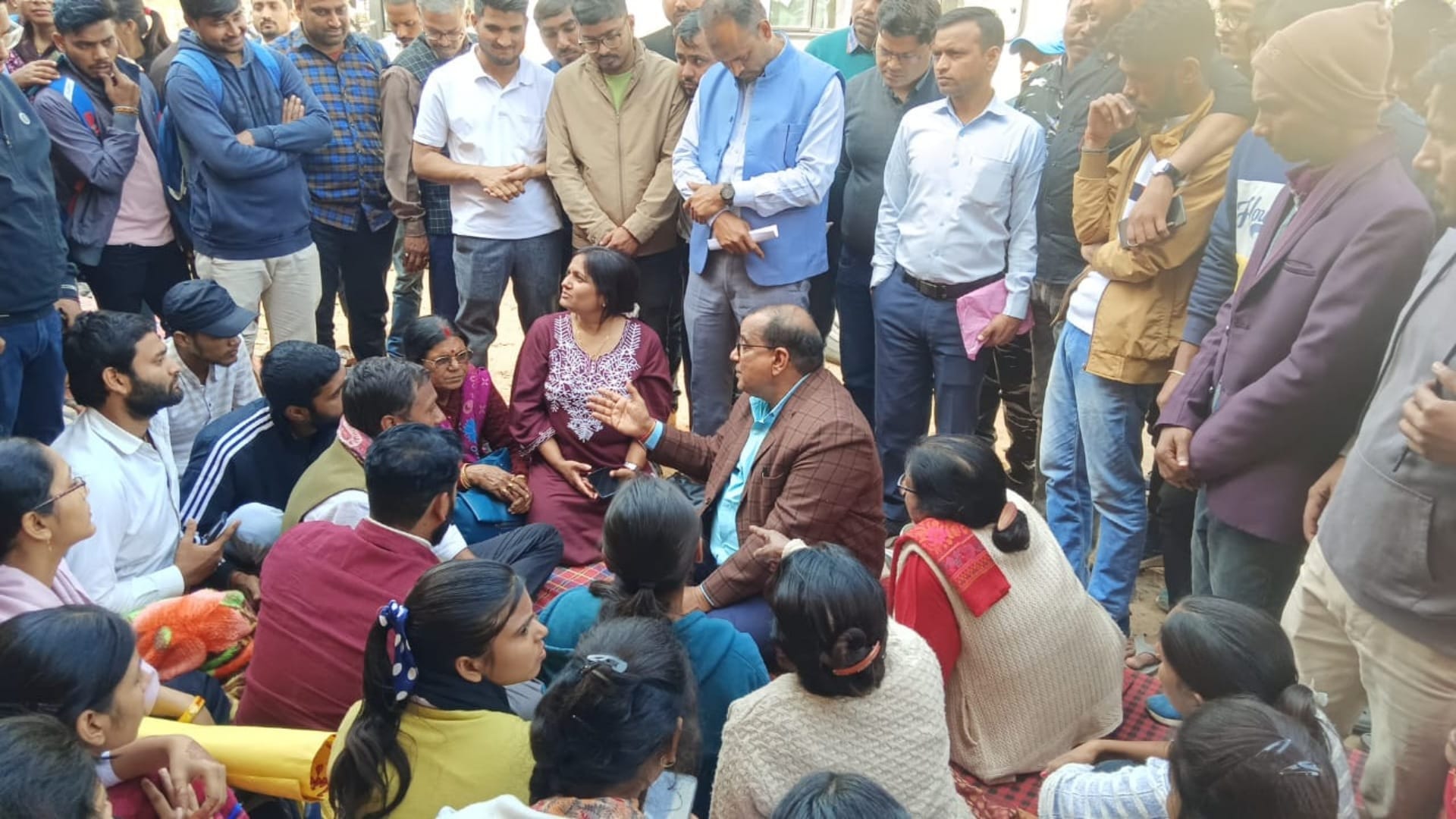 अनशन कर रहे छात्रों की तबीयत बिगड़ी
