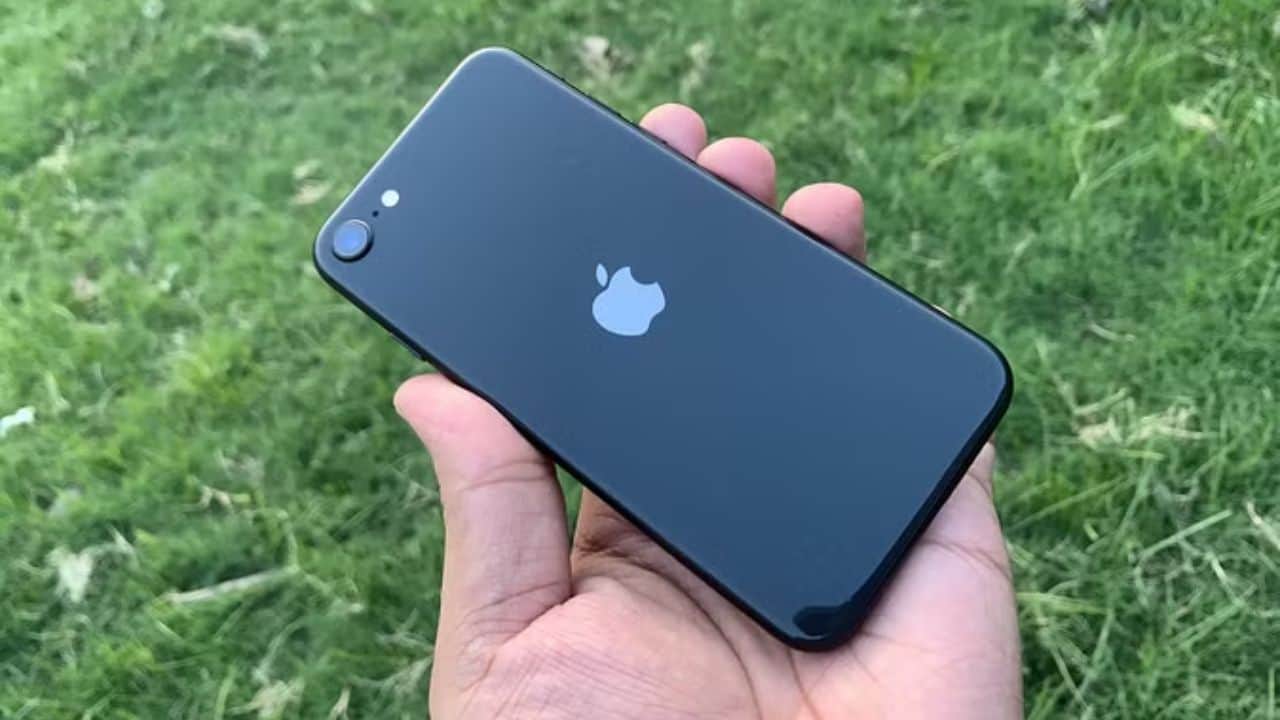 iPhone theft in Indonesian airlines pilot with crew members lost job