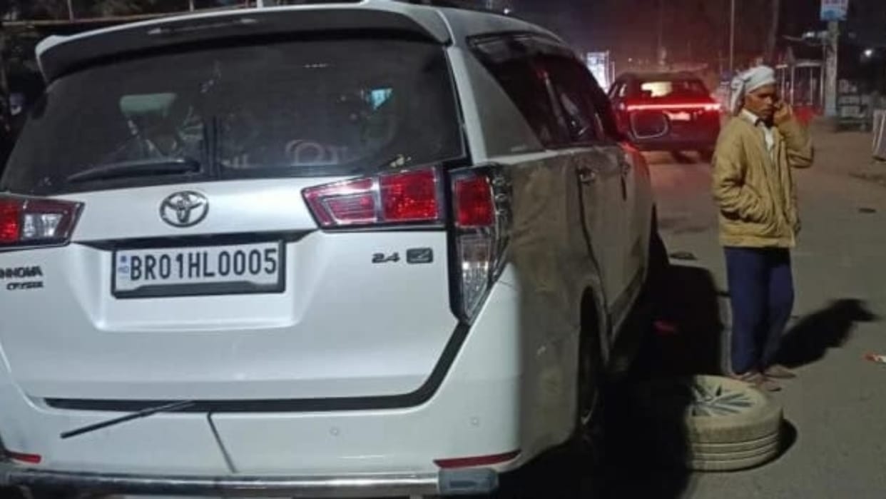 Bihar News : Truck hits former MLA's car accident news aurangabad bihar police