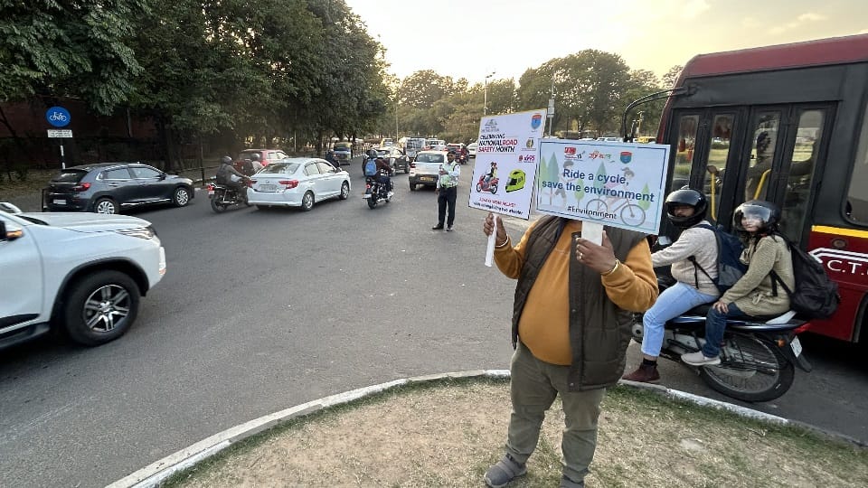 Traffic rules broken 222 times driver performed duty at Matka Chowk carrying traffic safety sign board