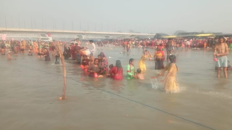 माघ पूर्णिमा 2025: बदायूं में कछला घाट पर उमड़ी श्रद्धालुओं की भीड़, गंगा में लगाई आस्था की डुबकी; तस्वीरें