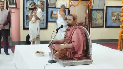 Shankaracharya Vidhu Shekhar of Sringeri Math visited Gorakhpur Geeta Press. will meet CM Yogi