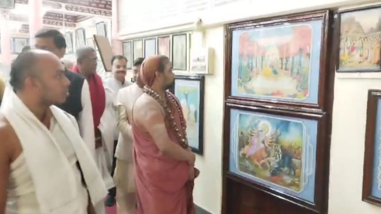 Shankaracharya Vidhu Shekhar of Sringeri Math visited Gorakhpur Geeta Press. will meet CM Yogi