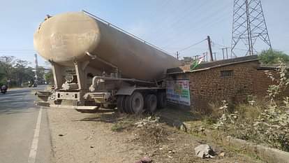 heavy vehicle entered a house near Pragatinagar new bridge major mishap was averted truck driver arrested in