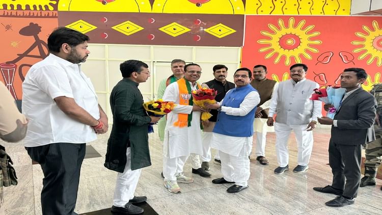 CG News: रायपुर पहुंचे केंद्रीय मंत्री प्रहलाद जोशी, केंद्र सरकार के बजट प्रावधानों पर करेंगे विस्तार से चर्चा